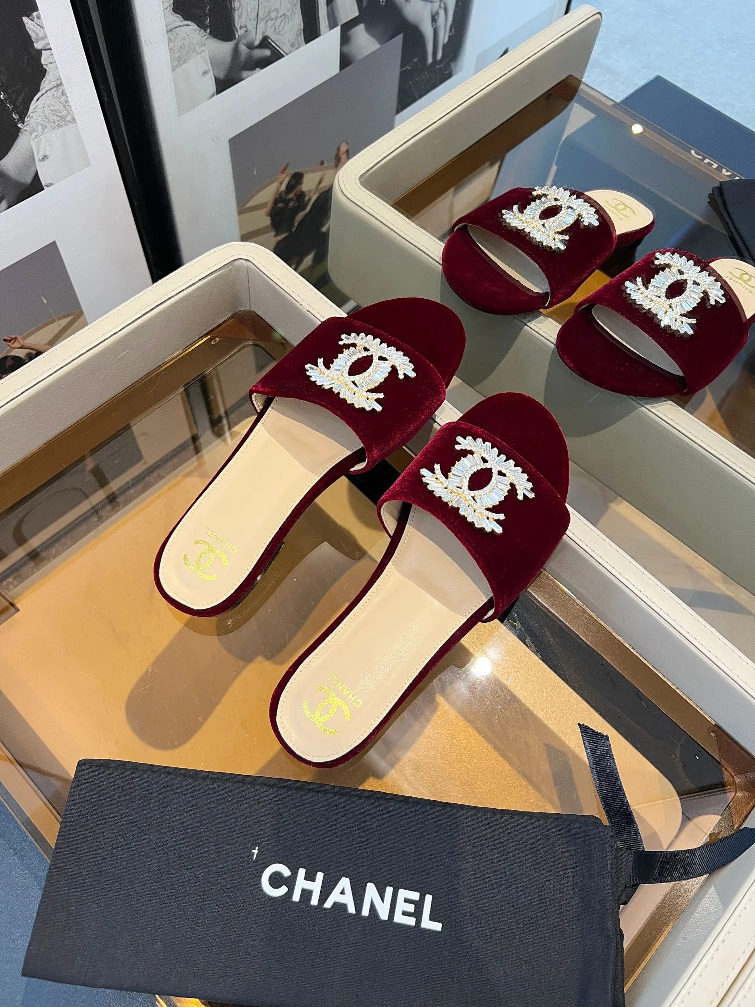 👟👟Ex-factory price 420👟👟 Genuine leather bottom +40 🎉🎉🎉Chanel Xiaoxiang C family sandals series official website synchronization, classic and elegant, casual wear 🌹🌹🌹🌹Original logo ~ Made of imported cowhide and C family custom fabrics, a variety of colors for the goddess to choose from! ❤️❤️❤️❤️ Code number: 36~40 (customized 35, 41, 42, 43, 44 are not returnable or exchangeable): Rubber leather sole +40